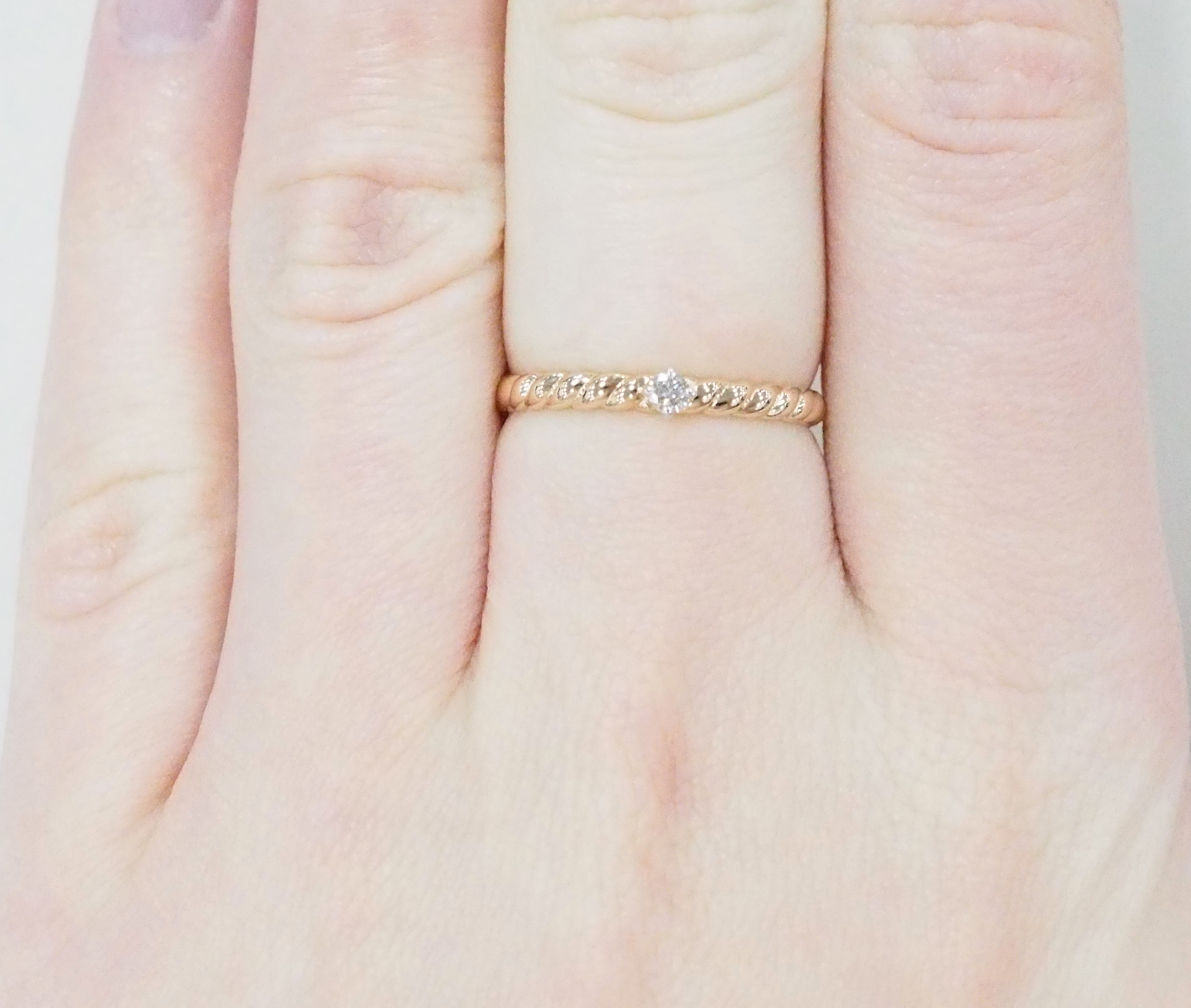 Серебряное кольцо 925 пробы; вставки 1 Агат зеленый; 12 Фианит бесцв.;